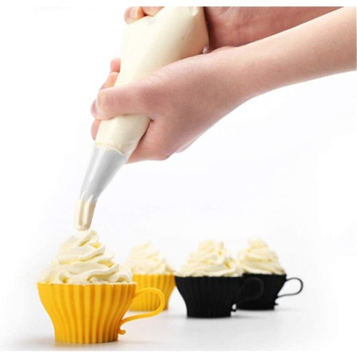 Set of 8 Pastry Bags with 3 Nozzles Wooow